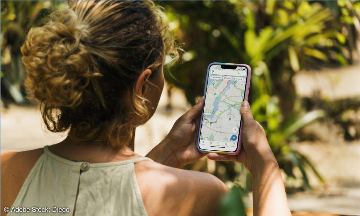 Frau nutzt Google Maps auf dem Smartphone in einem Park