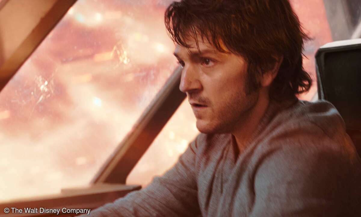 Cassian Andor in einem Raumschiff