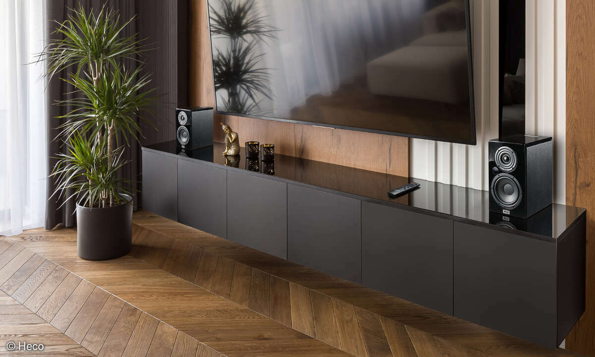 Der Heco Aurora 200 P mit Partner-Box auf einem TV-Lowboard