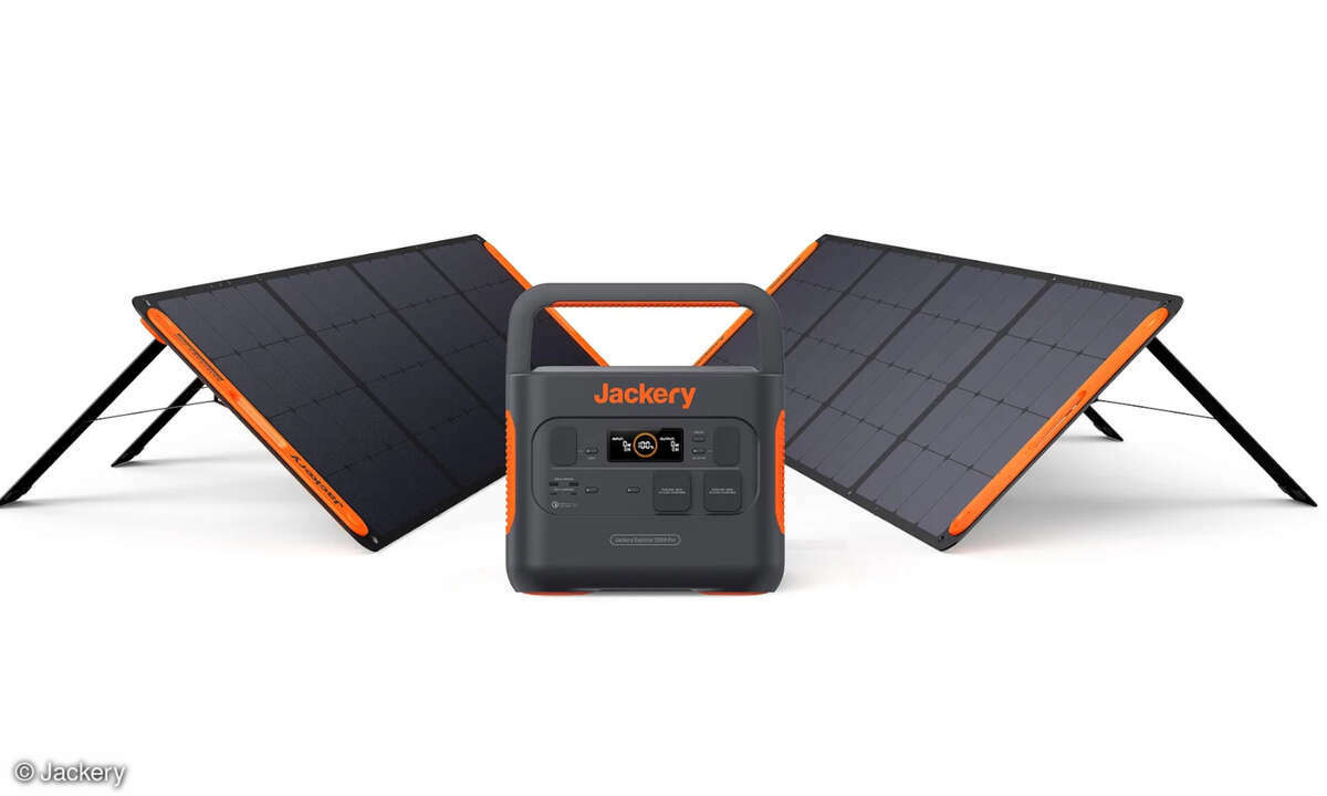 Produktbild des Jackery Explorer 2000 Pro mit 2 Solarpanelen
