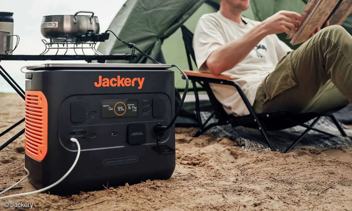 Der Jackery Explorer 2000 Pro beim Camping am Strand