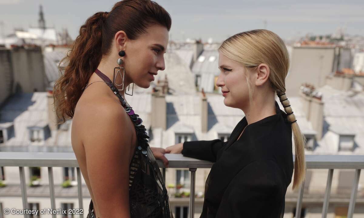 Das verspricht Gefühlschaos: Melia Kreiling (alias Sofia) und Camille Razat (alias Camille) tauschen tiefe Blicke.