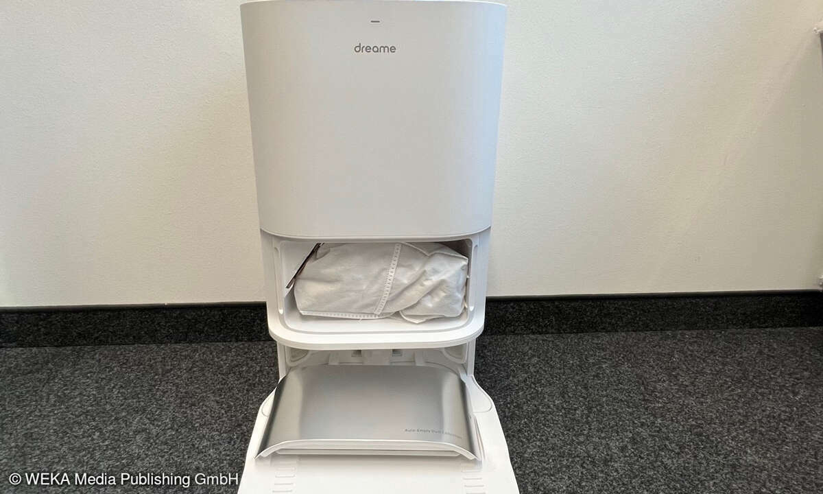 Hinter der silbernen Abdeckung vorn sitzt gut zugänglich ein 3 Liter fassender Staubbeutel.