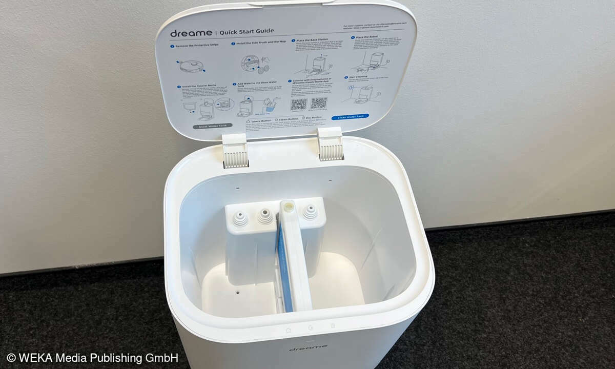 Zwischen die beiden Tanks kann man das mitgelieferte Reinigungsmittel stecken, das automatisch dosiert wird und für alle harten Böden geeignet ist.