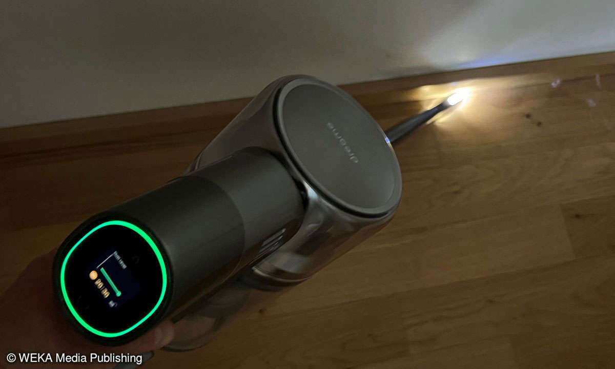 Die Fugendüse hat unten eine LED verbaut, die dunkle Ecken ausleuchtet.