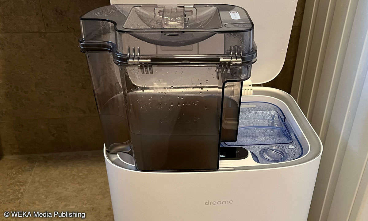 Ganz schön was geschafft: das Abwasser nach einer Putzrunde. Die Wasserbehälter lassen sich per Griff entnehmen. Rechts sitzt der Frischwassertank.