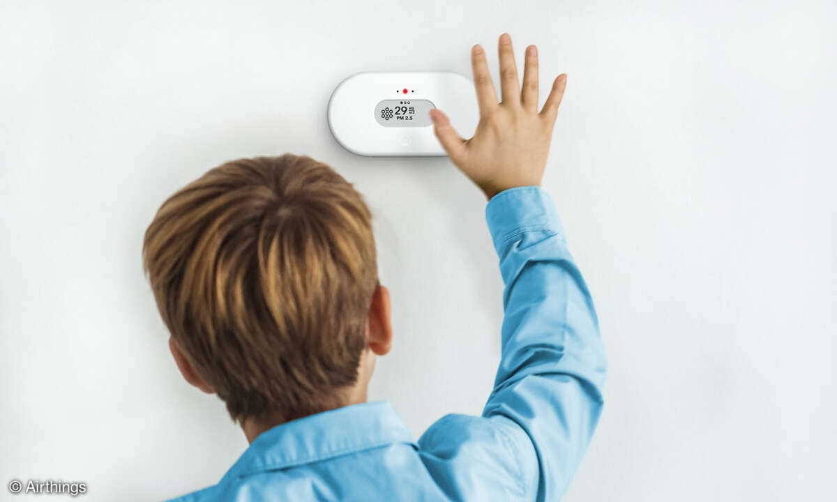 Hallo Airthings, wie ist die Luft? Winken vor dem Gerät aktiviert die LED. Wer das Gerät an die Wand hängen will, findet Klebestreifen im Karton.
