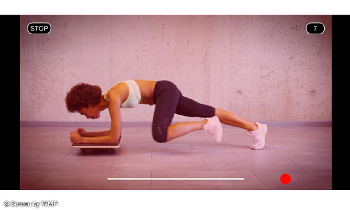 Videos mit Korrekturfunktion: Neigt man das Plankpad beim Workout zu sehr zur Seite, ertönt ein Warnton und der Bildschirm färbt sich rot.