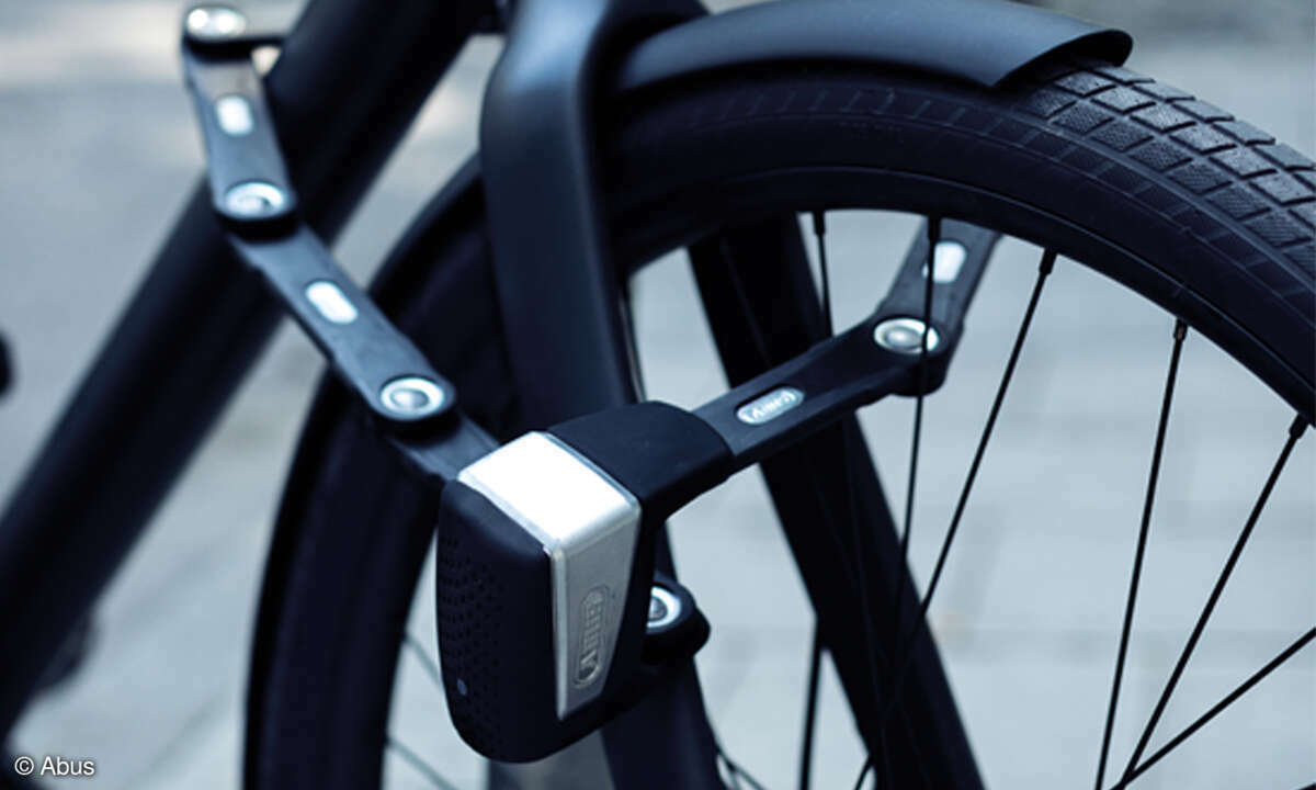 Wer es hier versucht, ist selbst Schuld: Das smarte Schloss sichert das Bike mit Streben aus gehärtetem Stahl und 100 dB lautem Alarm.