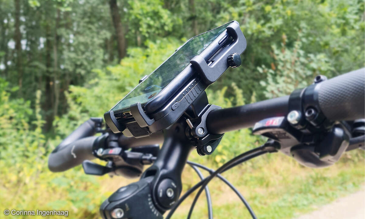 Die Halterung mit integrierter Powerbank bringt 5000 mAh mit – damit übersteht der Smartphone-Akku auch eine längere Tour mit Navigation.
