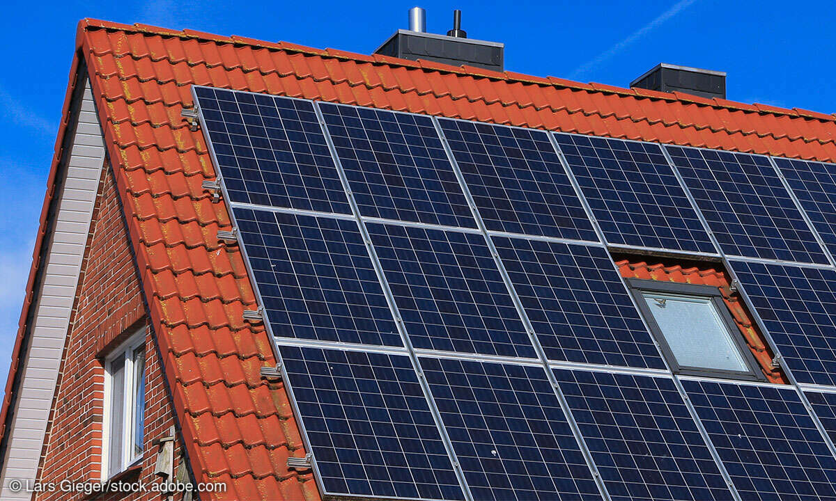 Sonnenkollektoren auf einem Dach.