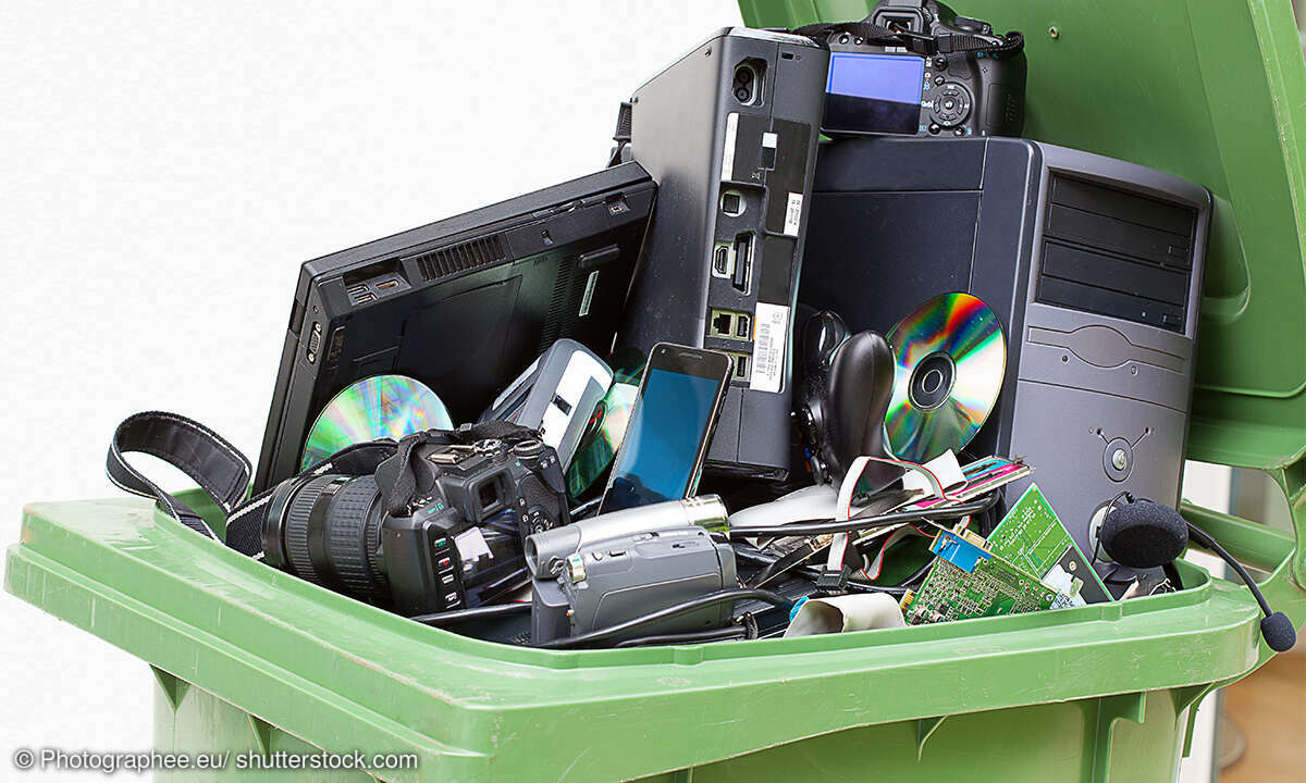 Ausrangierte, gebrauchte und alte Computerhardware im Müll.