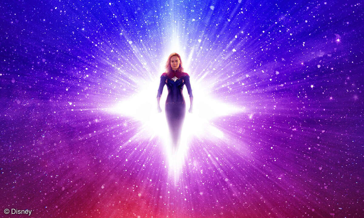 Captain Marvel fliegt im Universum.