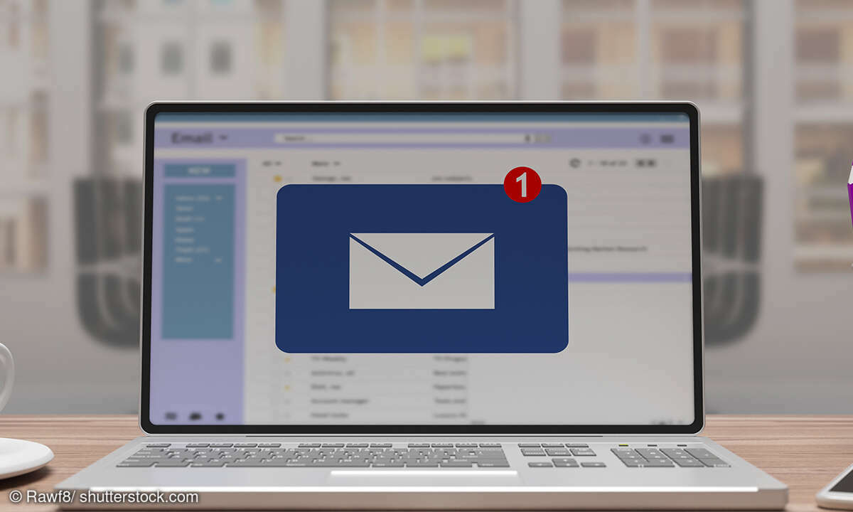 Benachrichtigung über den E-Mail-Posteingang auf dem Laptop-Bildschirm.