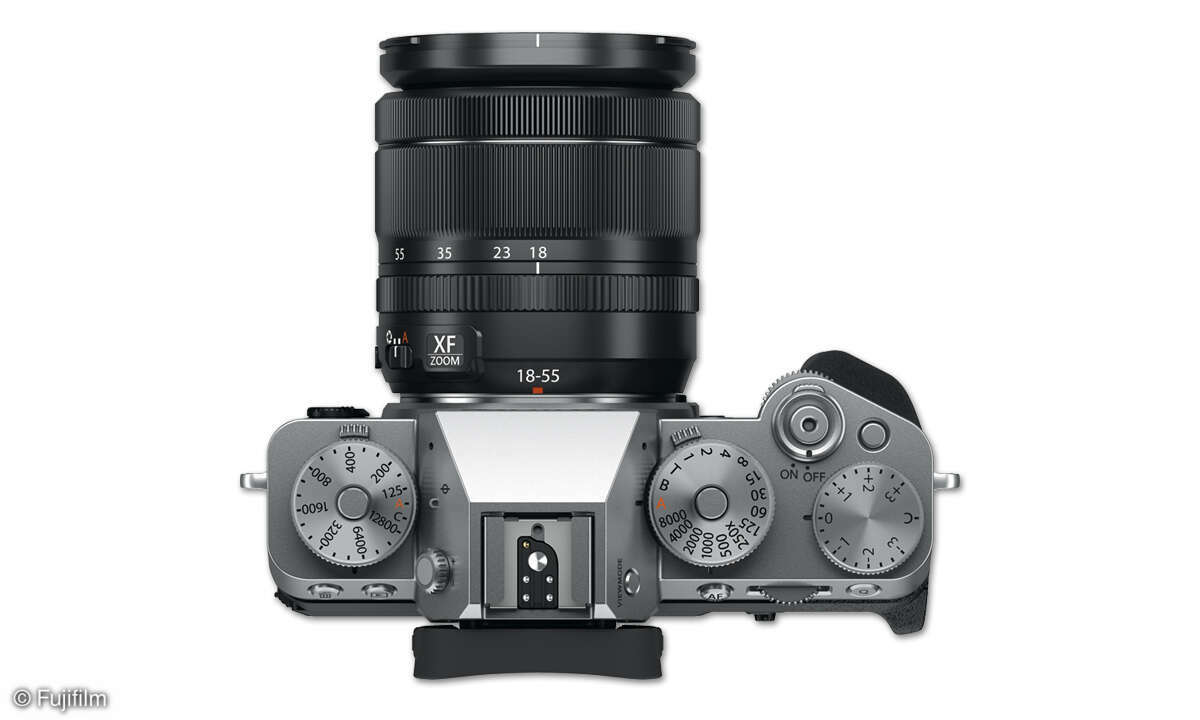Fujifilm-X-T5_top_XF18-55_silver