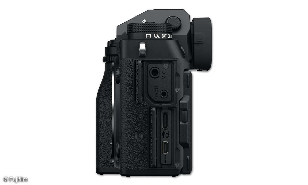 Fujifilm-X-T5_sideUSB_open_black