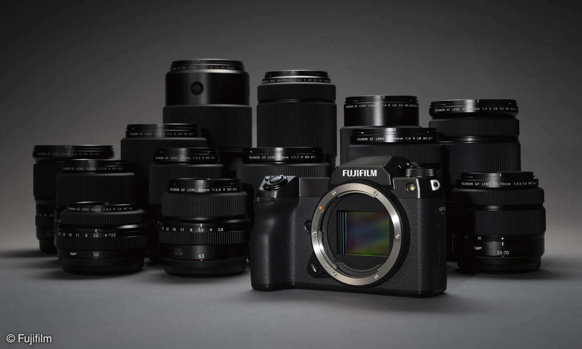 Fujifilm-GFX50S-II_group-shot-with-GF-lenses-01