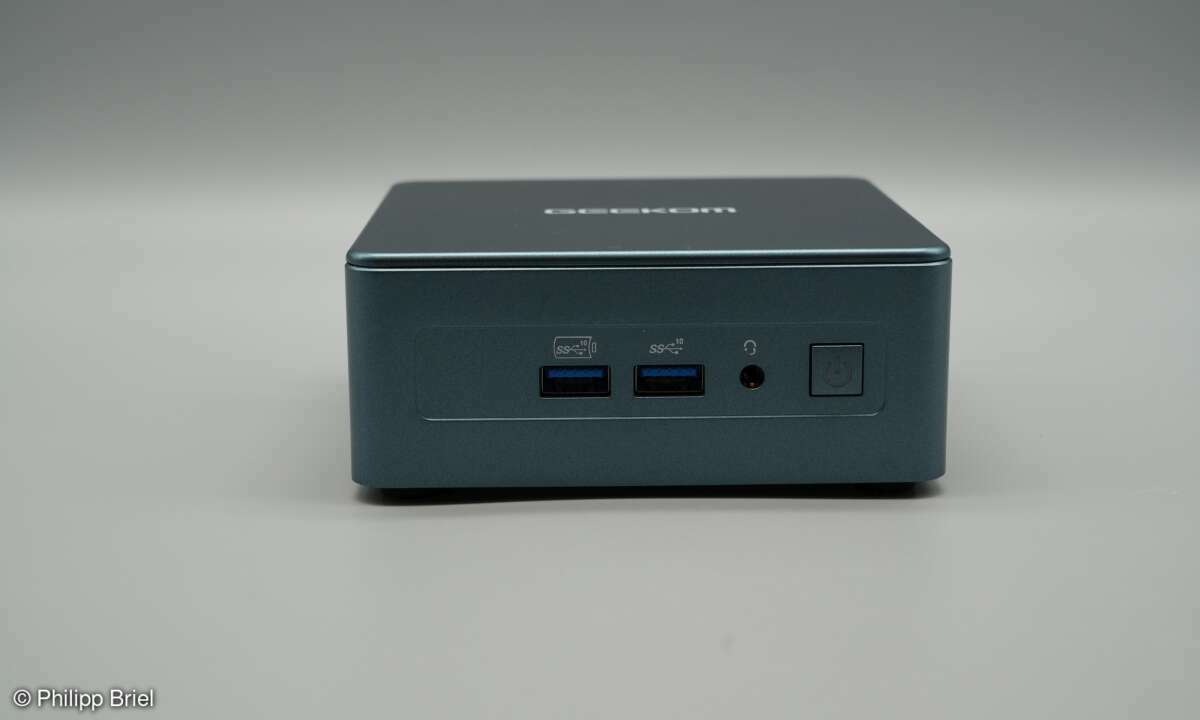 An der Front finden zwei USB-A-Ports und ein Klinkenanschluss Platz.