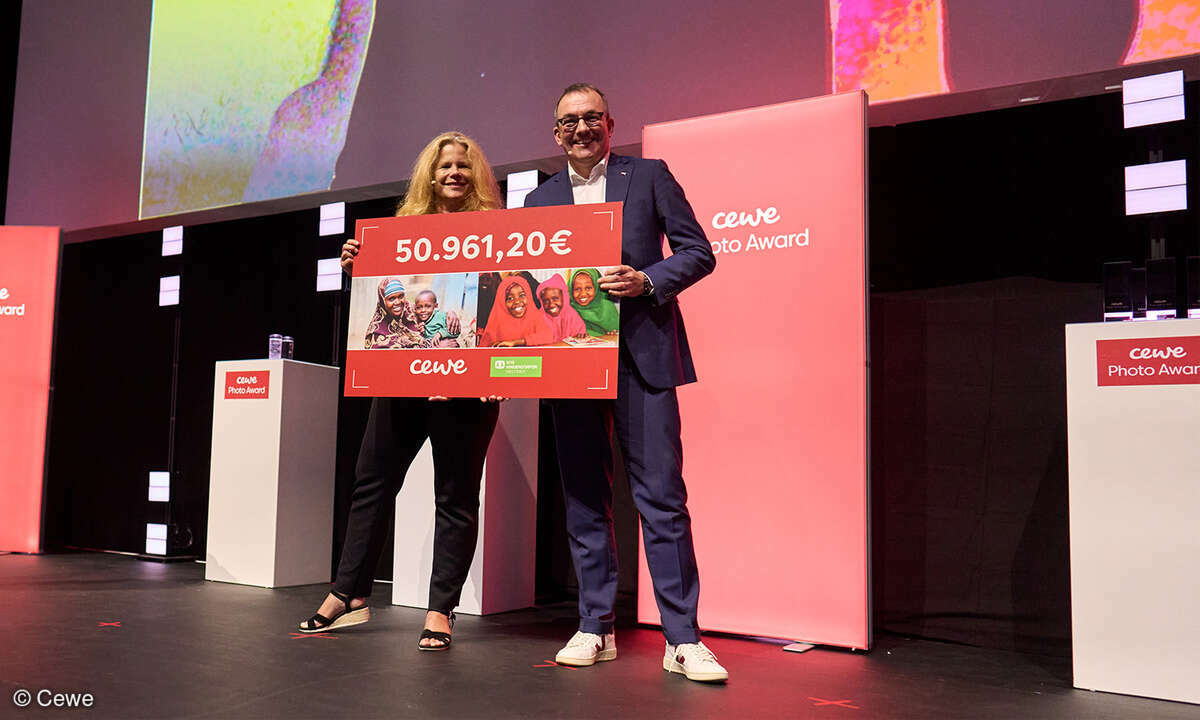 Für jedes eingereichte Bild spendet Cewe 10 Cent: Thomas Mehls, Vorstand bei Cewe, überreicht einen Spendenscheck über 50.961 Euro an Lanna Idriss, Vorständin der SOS-Kinderdörfer weltweit.