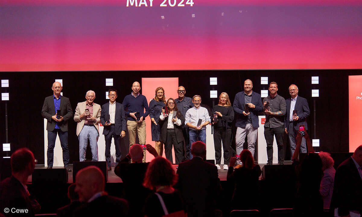 Die Gewinnerinnen und Gewinner des Cewe Photo Award 2023: Michael Kemter, Rainer Köfferlein, Chin Leong Teo, Christian Bovians, Yvonne Rostock (Cewe), Dikye Ariani, Michel Comte (Jurypräsident Cewe Photo Award 2023), Karl Bordron, Claudia Räss, Mariá