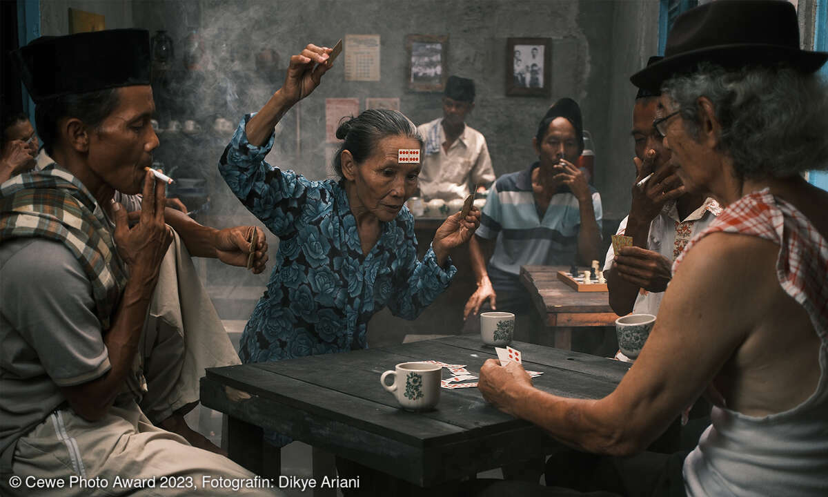Dikye Ariani gewinnt die Kategorie „Menschen“ und wird Gesamtgewinnerin des Cewe Photo Award 2023.