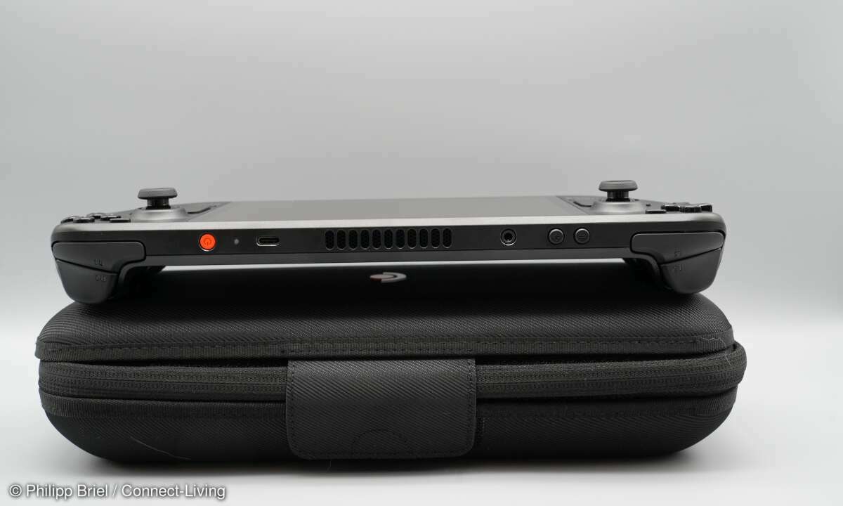 Die OLED-Neuauflage ist an ihrem orangefarbenen Power-Button sofort erkennbar.