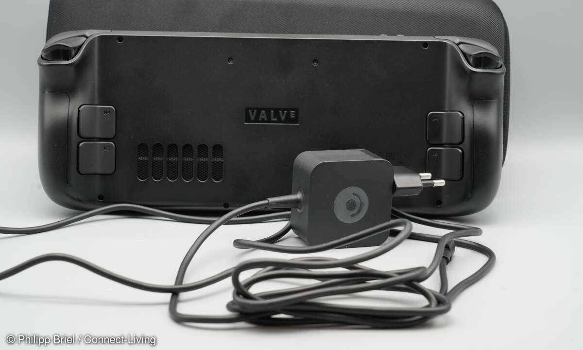 Das Steam Deck OLED wird über ein 45-Watt-Netzteil mit Energie versorgt.