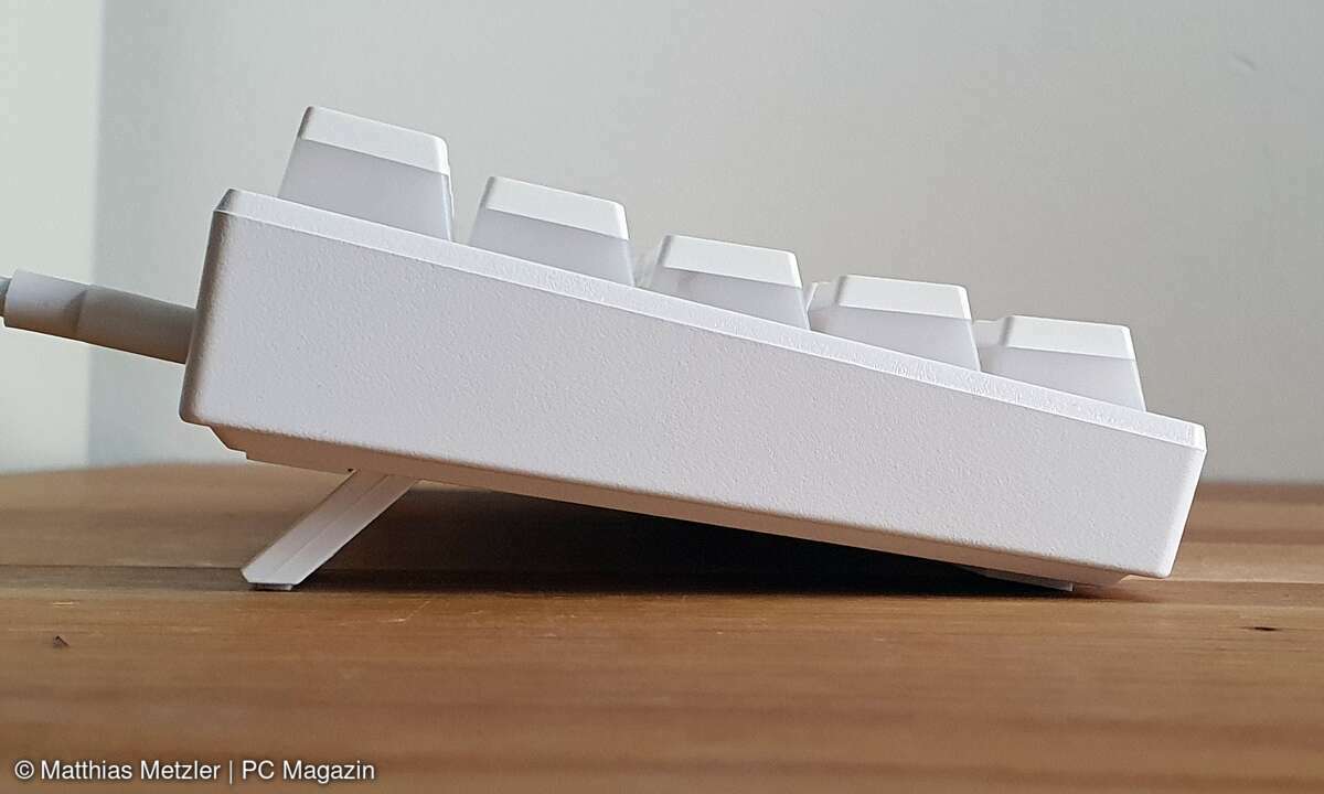 isy-igk-5500-wt-test-gaming-tastatur-mechanisch-seitenansicht