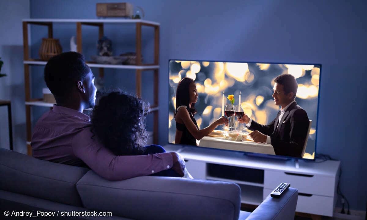 Für ein romantisches Heimkino-Erlebnis am Valentinstag bestellen Sie innovative Technik mit Rabatt bei Conrad und SATURN.