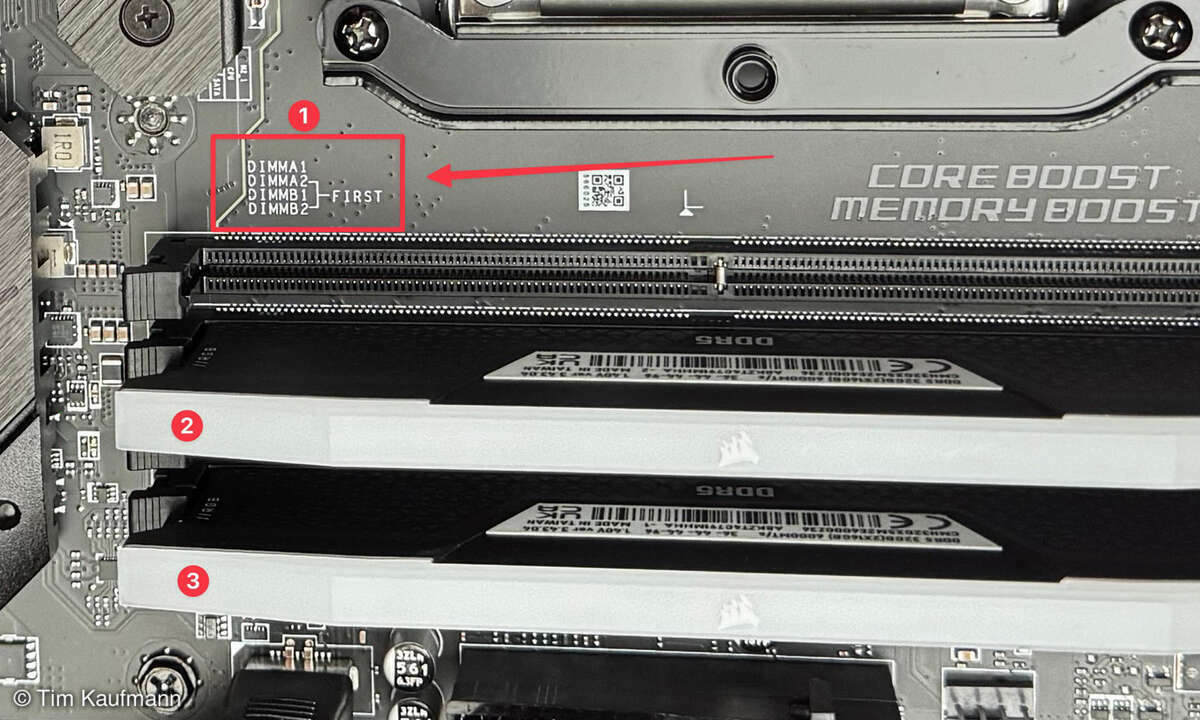 Auch auf dem Mainboard geben viele Hersteller Hinweise darauf, welche RAM-Bänke zuerst zu bestücken sind, um den Dual-Channel-Modus zu aktivieren (