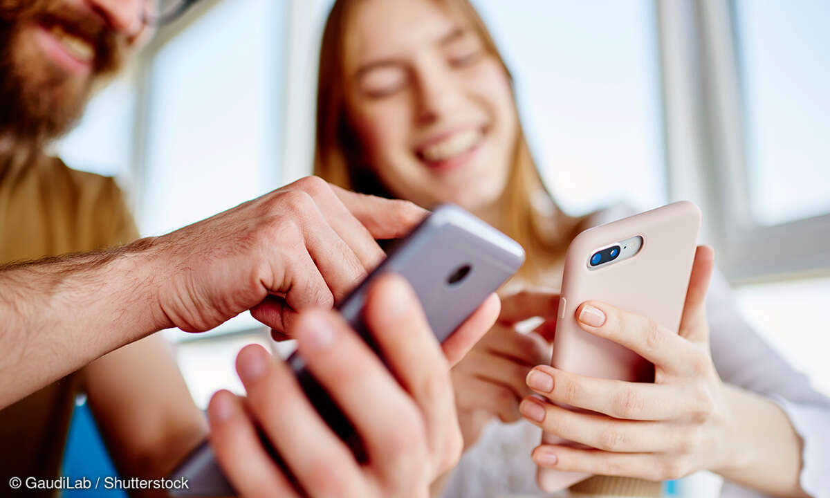 Menschen mit Smartphone