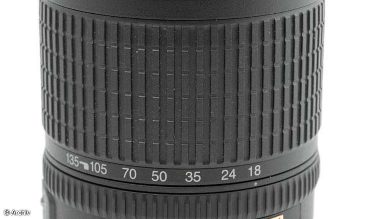 Nikon AF-S Nikkor 3,5-5,6/18-135 mm DX G IF-ED  Seitenansicht