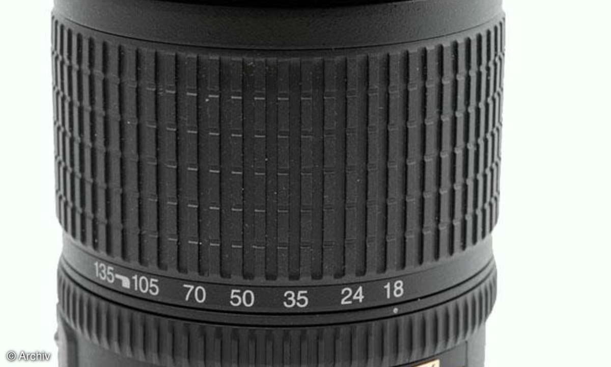 Nikon AF-S Nikkor 3,5-5,6/18-135 mm DX G IF-ED Seitenansicht