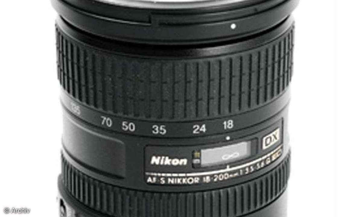 Nikon AF-S Nikkor 3,5-5,6/ 18-200 mm DX VR G IF-ED Seitenansicht