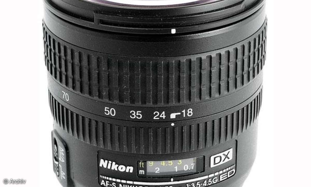 Nikon AF-S Nikkor 3,5-4,5/18-70 mm DX G IF-ED Seitenansicht