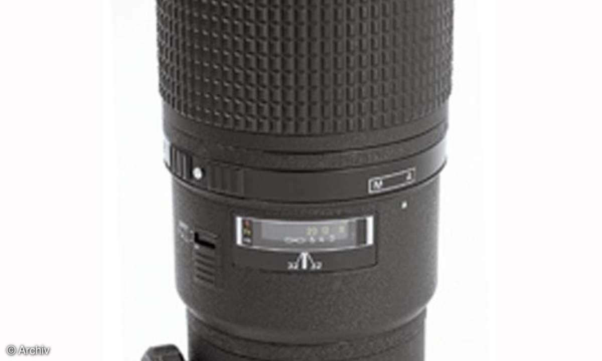 Nikon AF Nikkor 4/200 mm Micro D IF-ED Seitenansicht