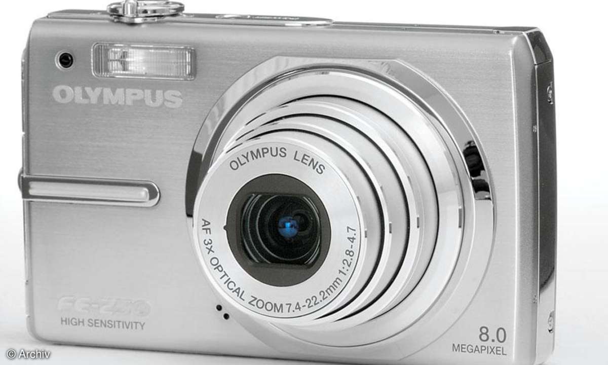 Olympus FE-250 Seitenansicht