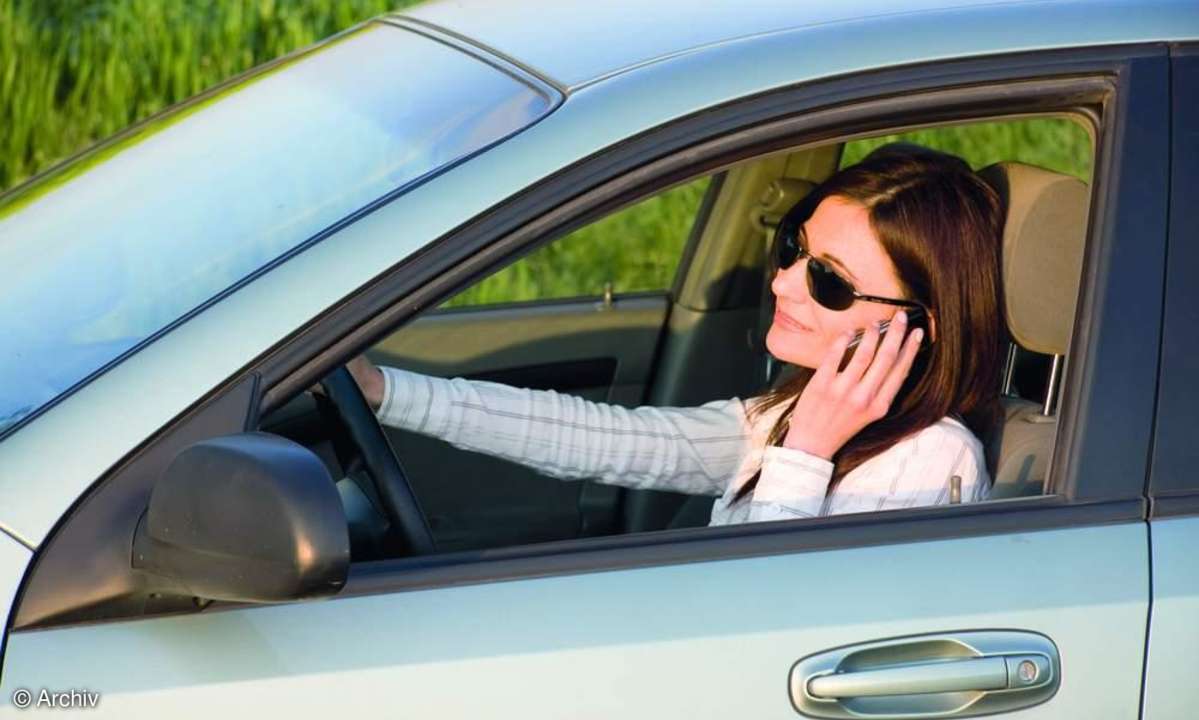 Handy Frau telefon auto
