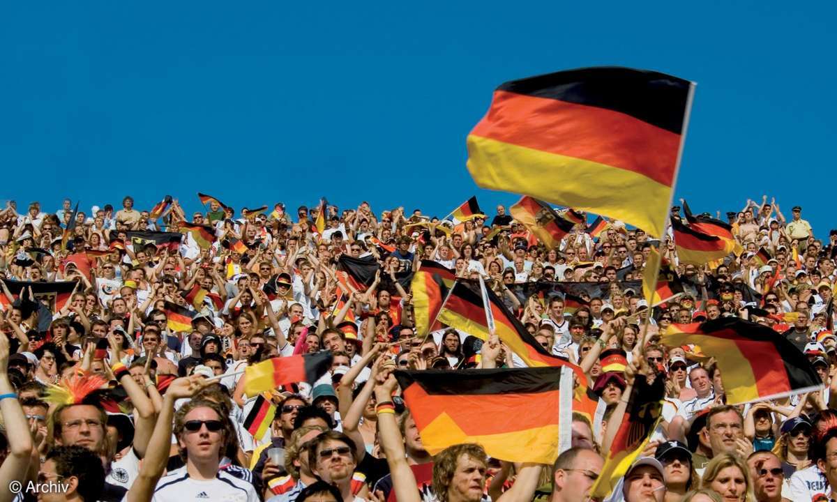 WM FUßball Leute Jubel Flagge