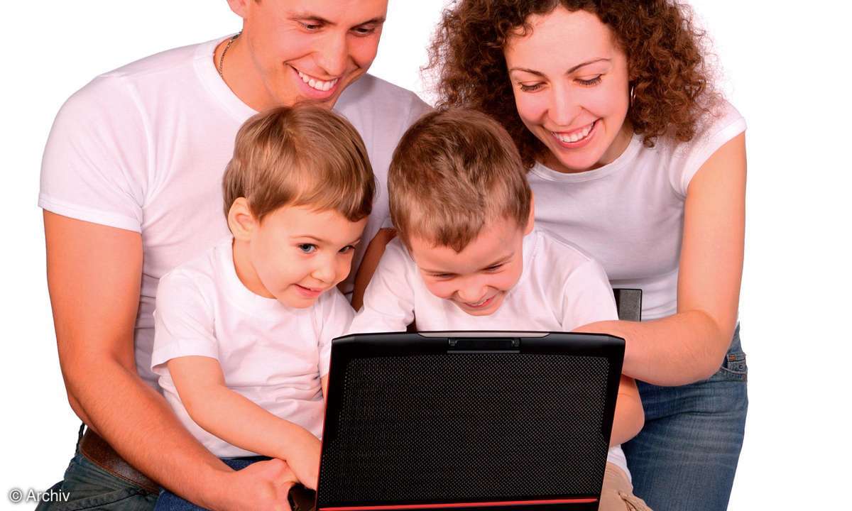 Familie am Rechner
