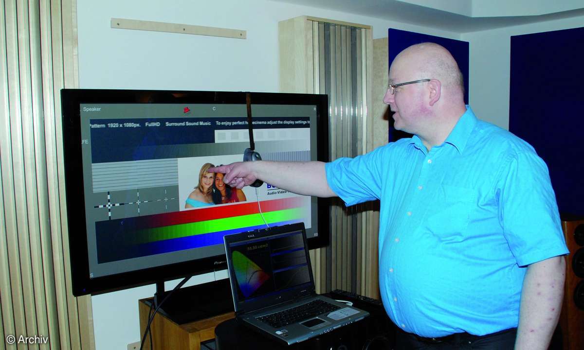 Mit Farbspektrometer und Labor-Software geht der Kalibrator ans Werk