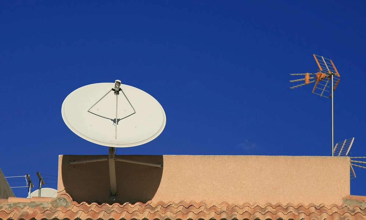Dach mit Satellitenschüssel