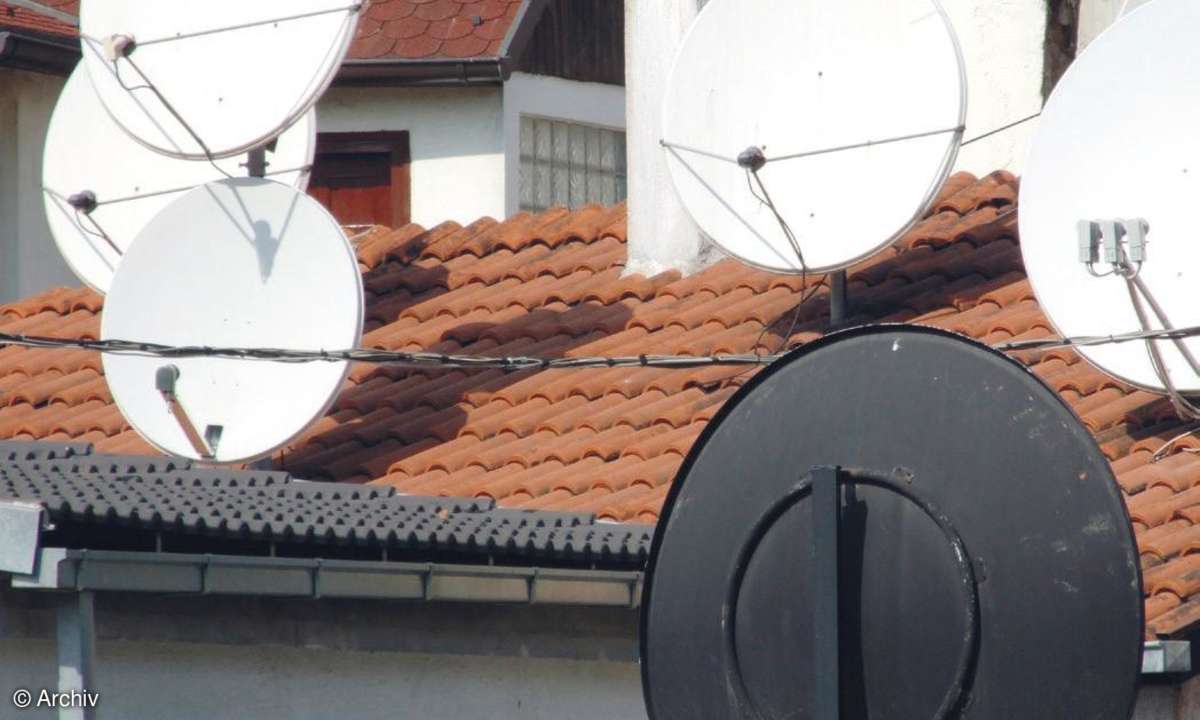 Dach mit Satellitenschüsseln