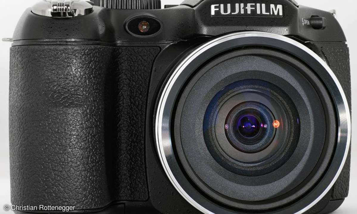 Fujifilm Finepix S2500HD Frontansicht