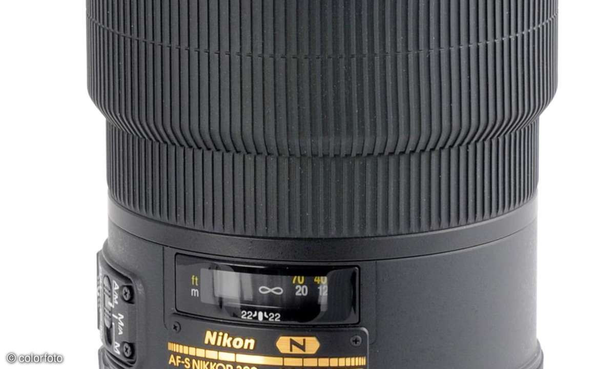 Nikon AF-S Nikkor 2,8/300 mm VR II G ED an Nikon D700