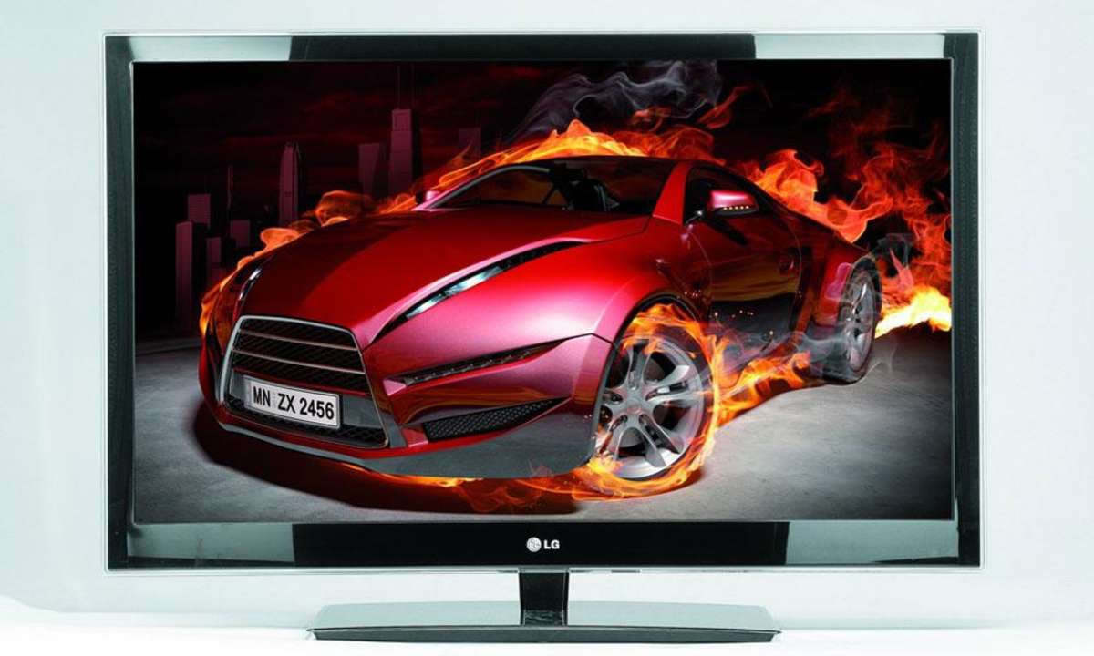 Fernseher mit brennendem Auto-Bild