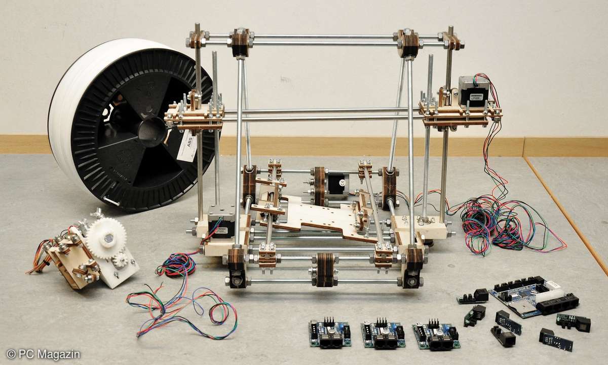 Rahmen des "RepRap Mendel"-Selbstbau-3D-Druckers mit Einzelteilen
