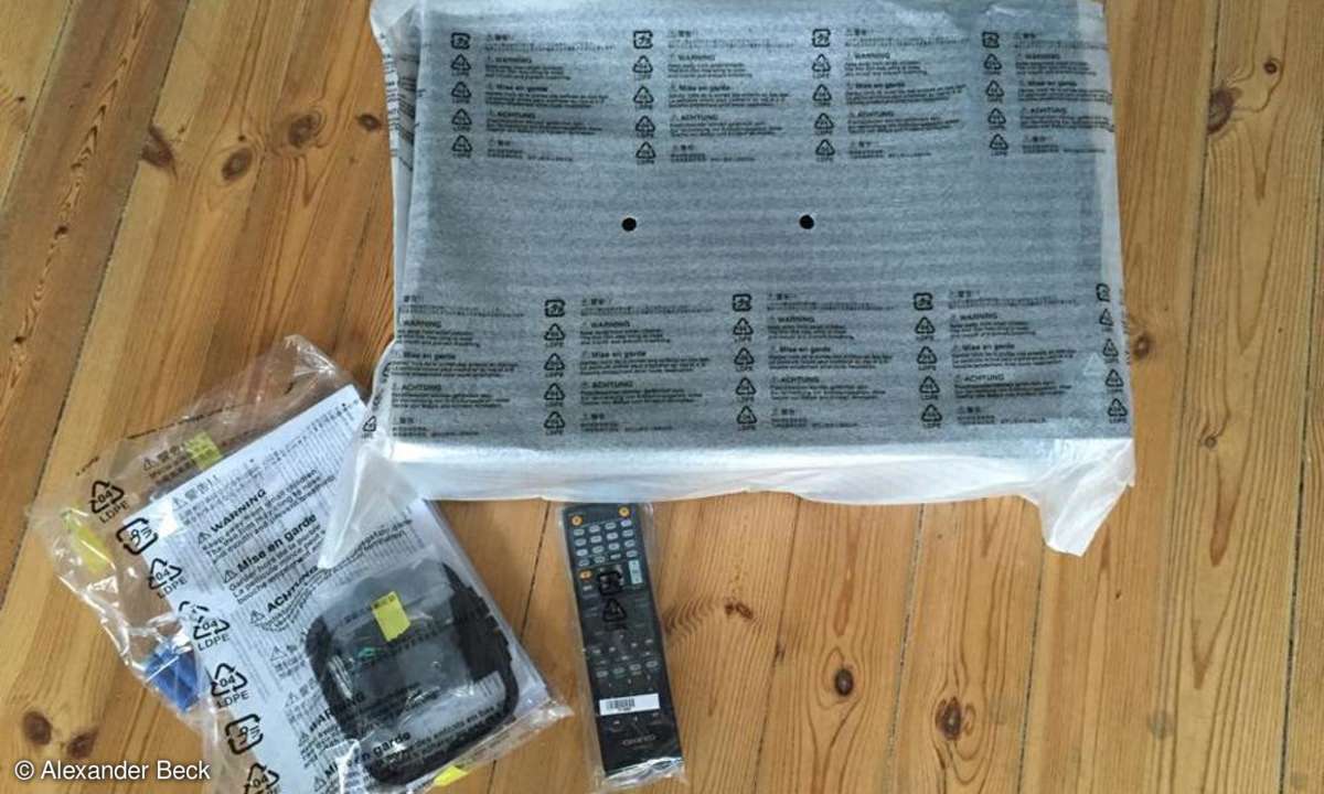 Das erste Auspacken des Onkyo Receivers.