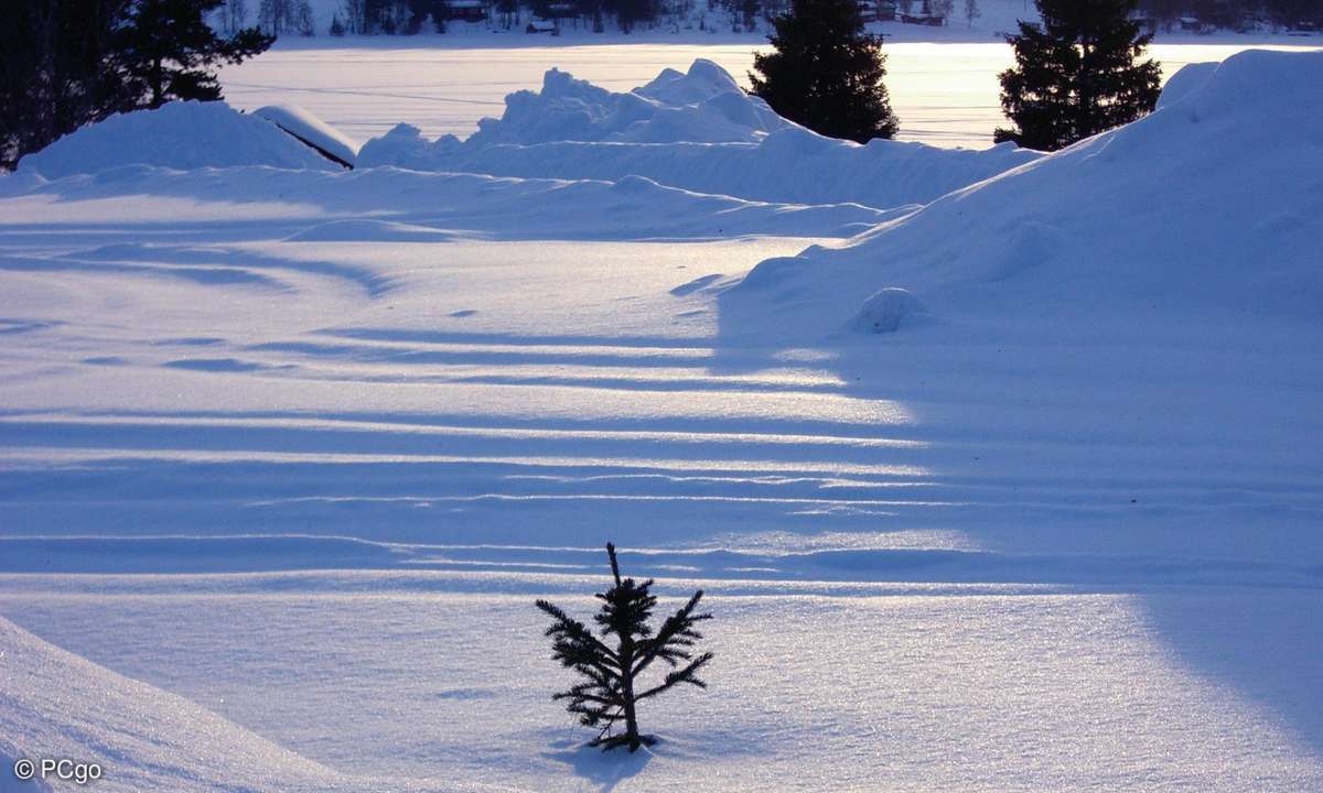 Spiegelungen des blauen Himmels im Schnee erzeugen fast immer unerwünschte Farbstiche.