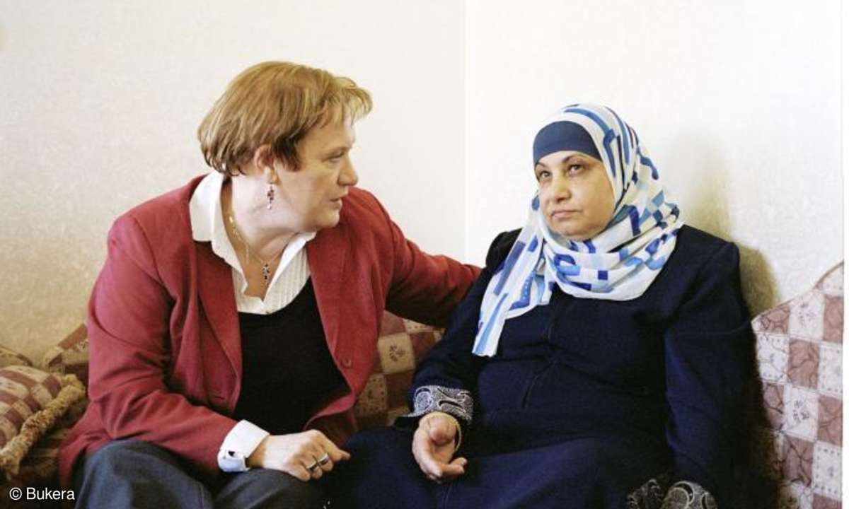 Yael (links) ist am Ziel: In Jenin unterhält sie sich mit der Mutter des Selbstmordattentäters, der ihren Mann mit in den Tod riss.